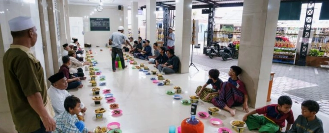 Mọi người thực hành tái sử dụng bằng cách sử dụng các hộp đựng có thể tái sử dụng trong tháng ăn chay tại một nhà thờ Hồi giáo ở Jakarta. Hình ảnh do Dietplastik Indonesia cung cấp.