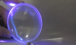 Lens Acrylic phản chiếu ánh sáng từ tia Laser